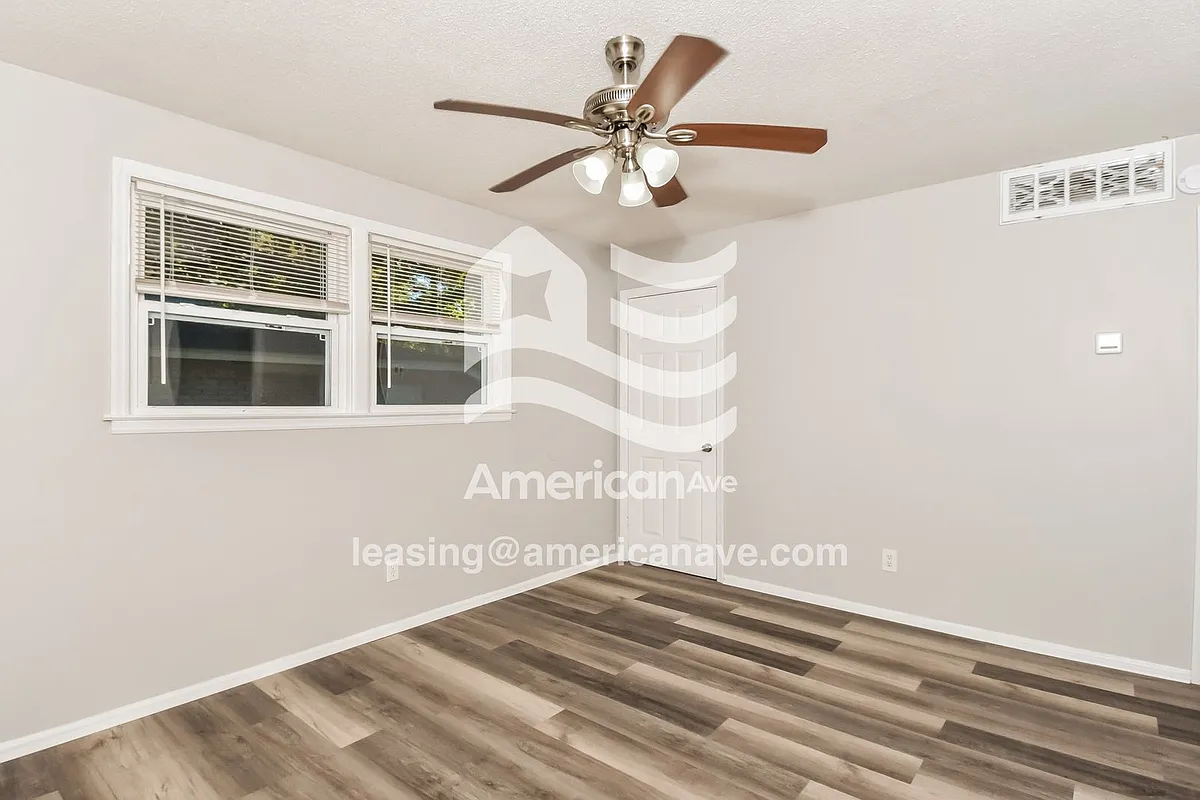 46989_002_living_room_13254016.jpg - 4232 Shorecrest Dr