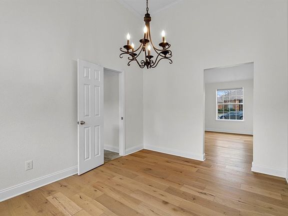 2nd image of 114 N Carriage House Way