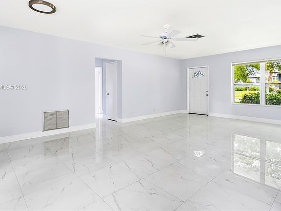 4th image of 1427 Crest Dr
