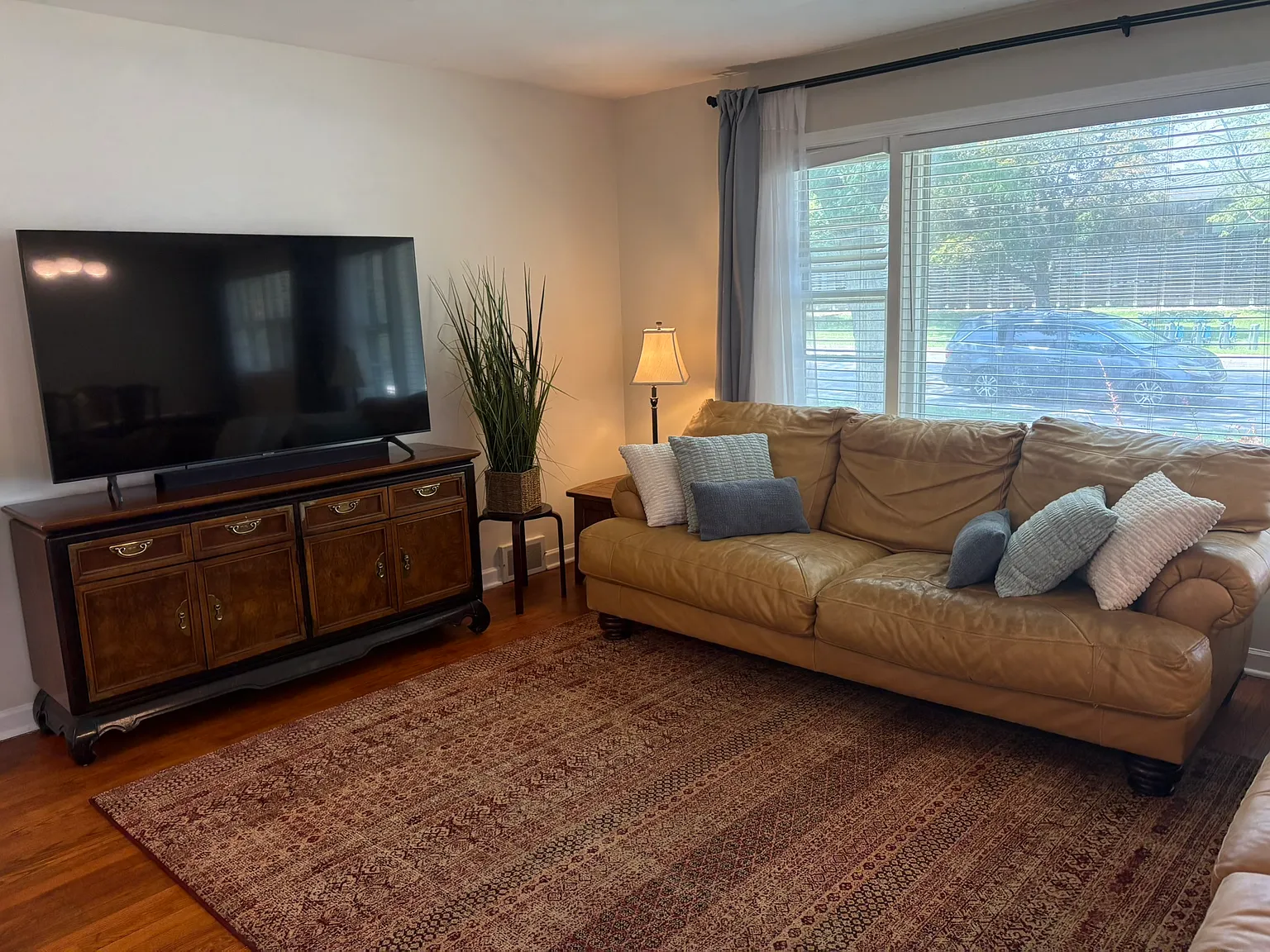 3 bed, 1231 sqft, $3,900 — Photo 2
