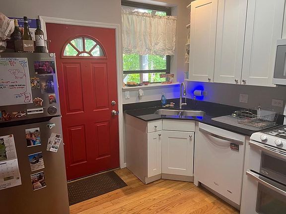 5th image of 6825 N Greenview Ave Unit 3