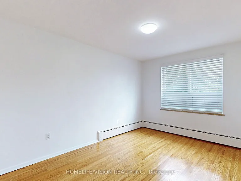 9901 Yonge St #4 — Photo 23