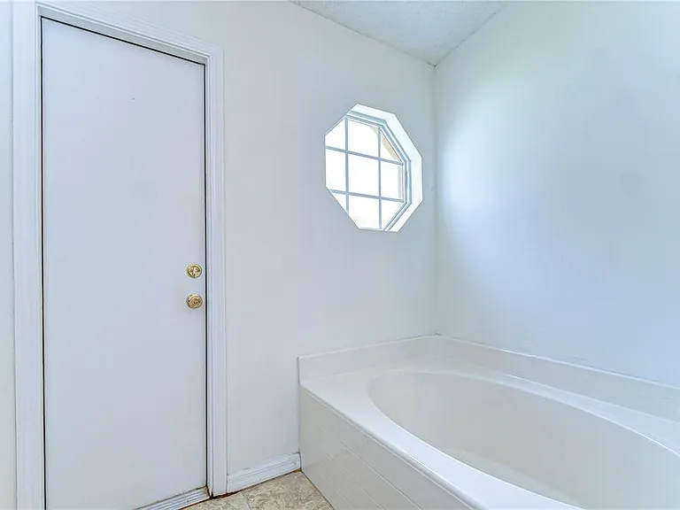 18303 Elmhurst Ln — Photo 32