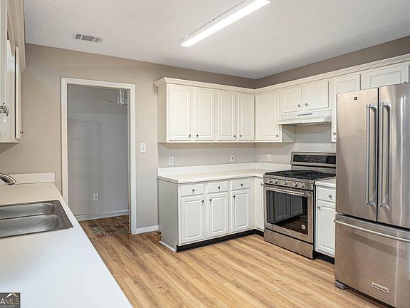 4th image of 170 Belmont Cir