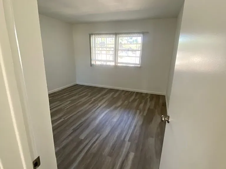 13759 Oxnard St — Photo 28
