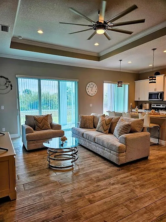 3 bed, 2.0 bath, 1528 sqft, $3,000 — Photo 2