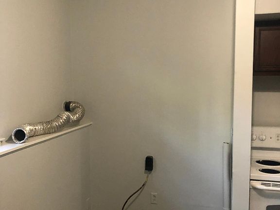 laundry area/hookups