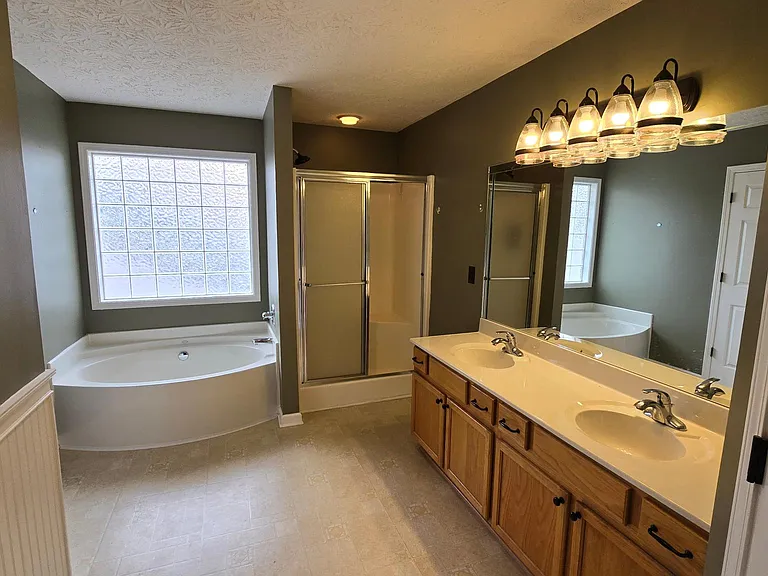 716 Rosslyns Dale — Photo 8