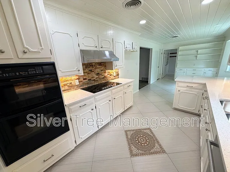 1710 Dickerson Dr — Photo 6