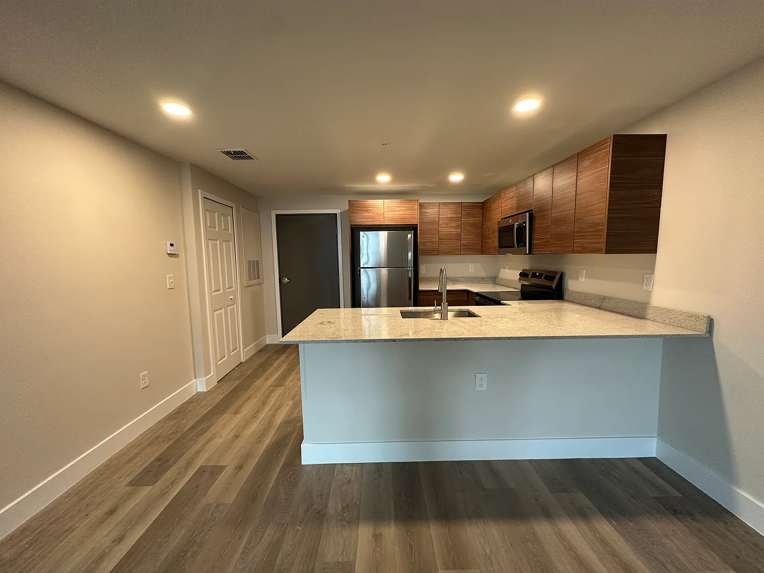 3 bed, 1188 sqft, $1,800 — Photo 2