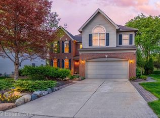 1090 Shetland Dr, South Lyon, MI