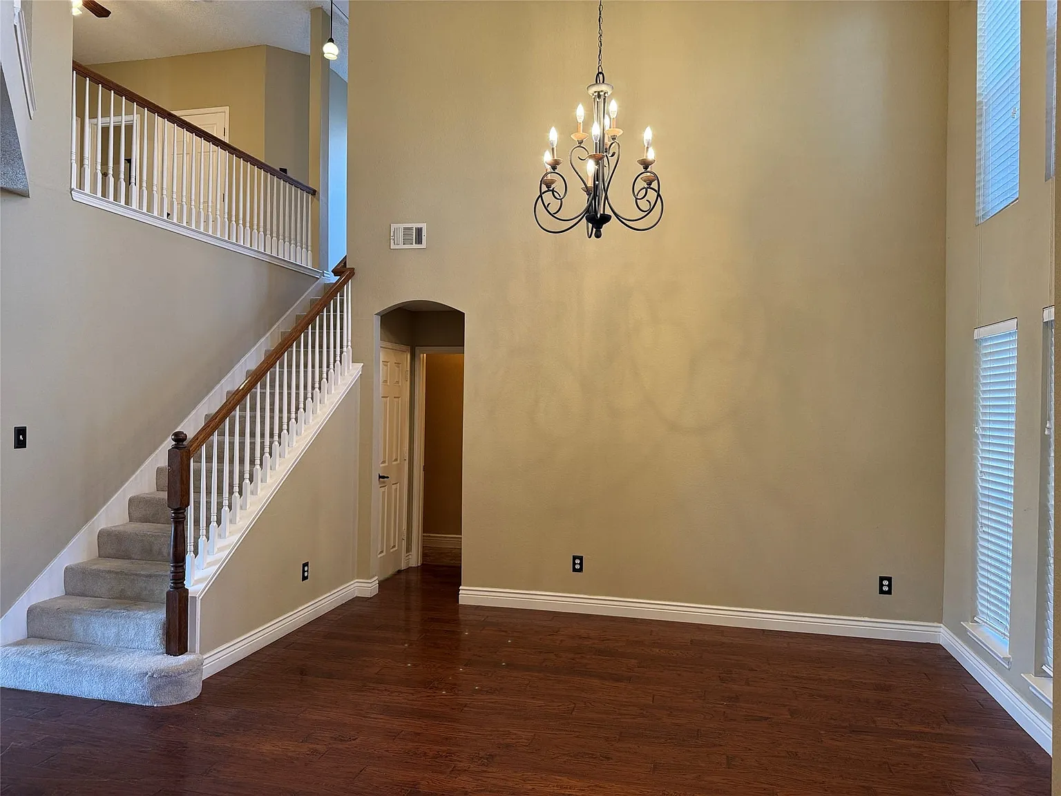 4 bed, 2.5 bath, 2557 sqft, $2,800 — Photo 2