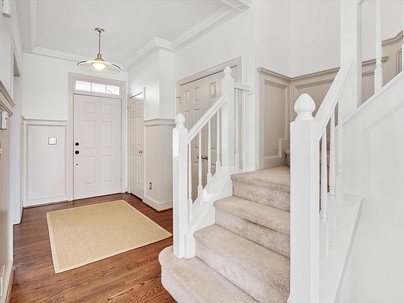 5th image of 204 Greenview Dr