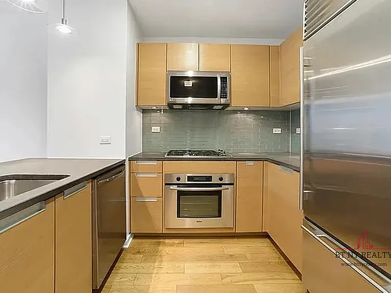 310 W 52nd St #5G — Photo 3