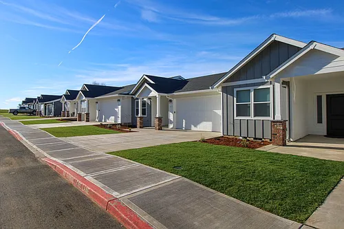 501-595 SE Shire Ln Photo 1