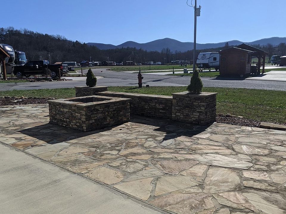 1st image of 9 Golden Bridle Dr