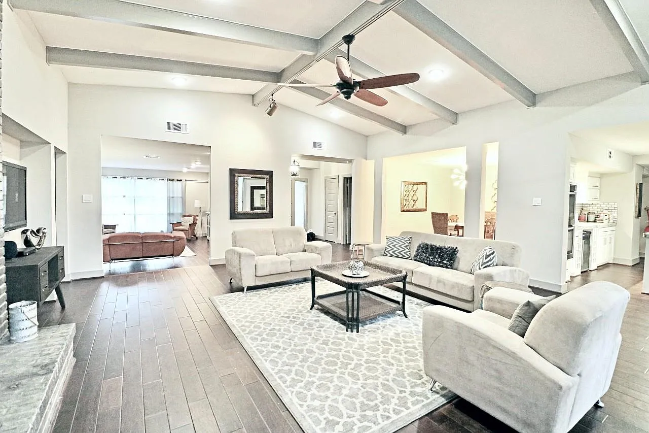 5 bed, 4.0 bath, 2852 sqft, $4,350 — Photo 1