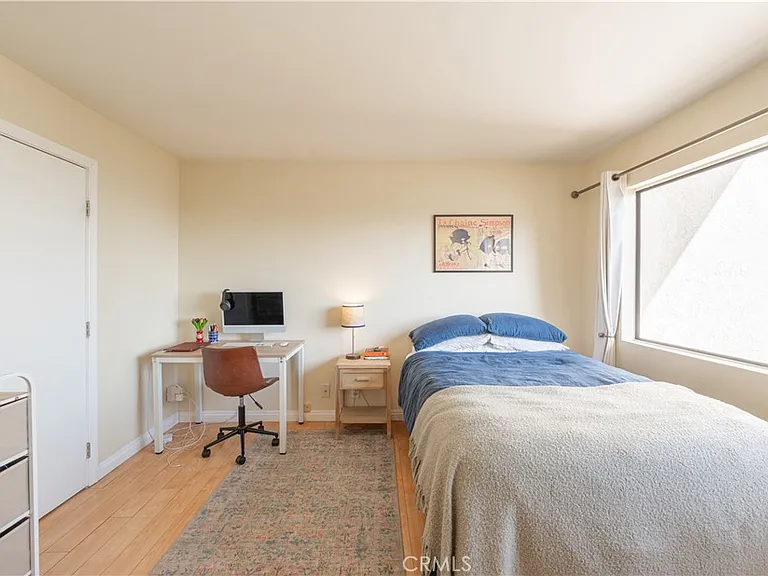 1350 E Tujunga Ave — Photo 14