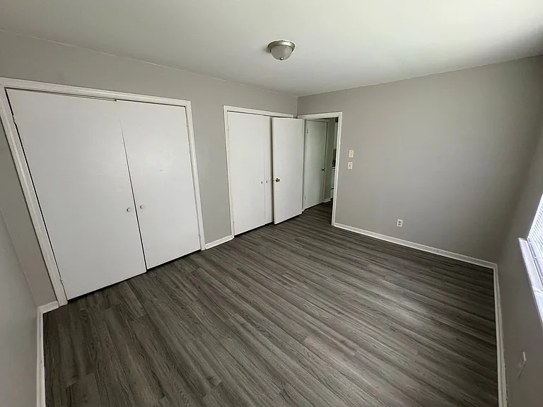Room (1) Room (1)