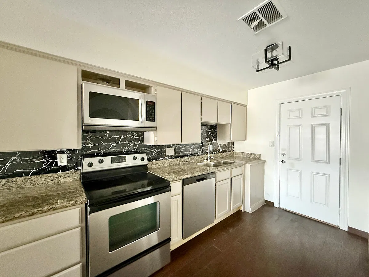 2 bed, 1.0 bath, 800 sqft, $1,999 — Photo 3