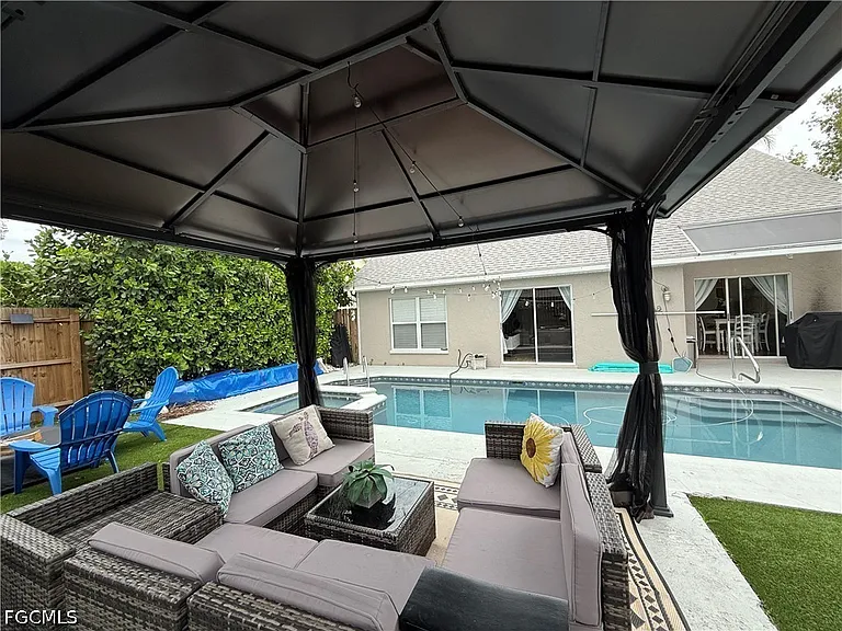 15009 Cloverdale Dr — Photo 2