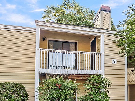 3rd image of 1054 Anna Knapp Blvd APT 2E