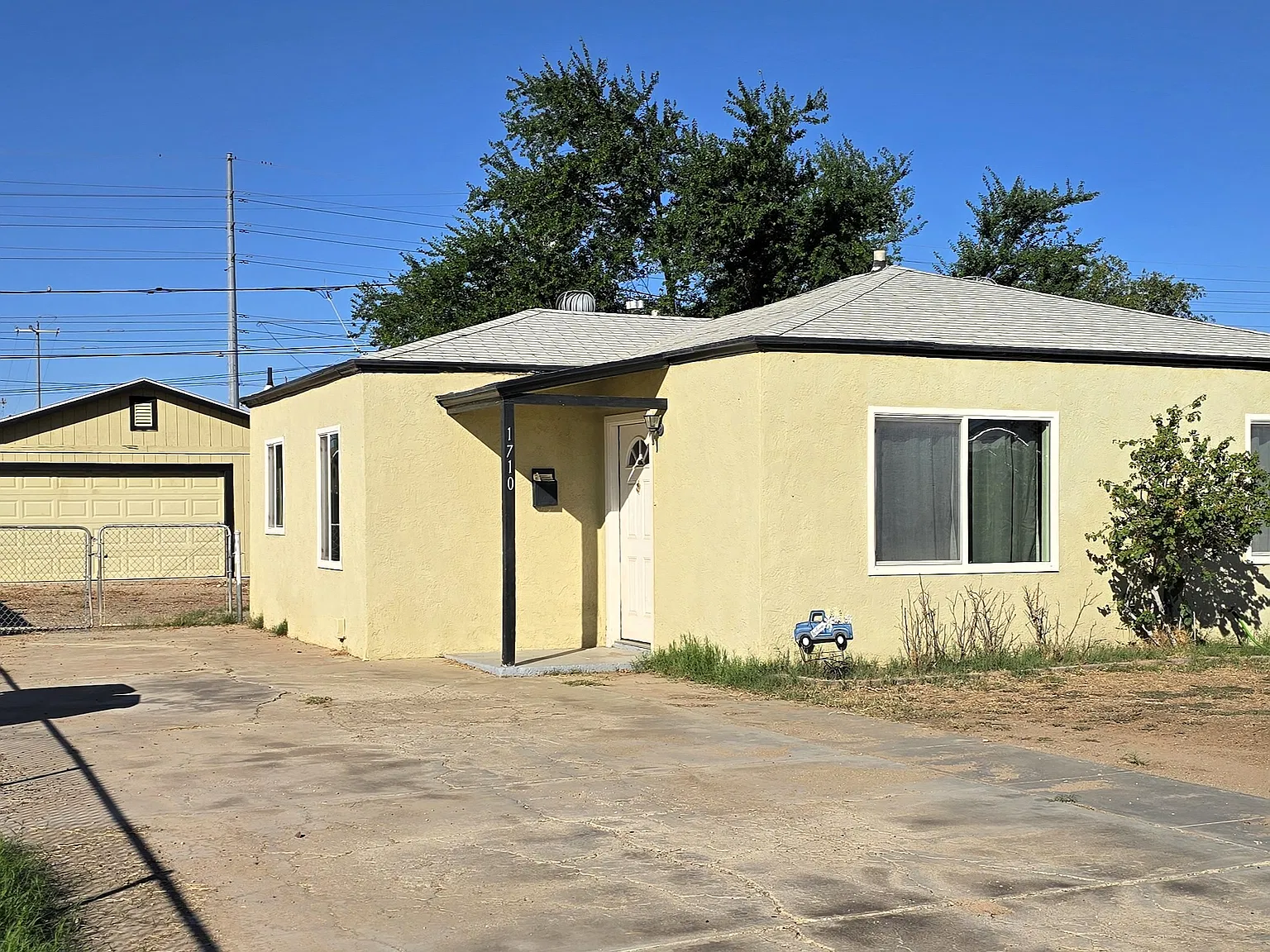 1710 S 11th Ave — Photo 1