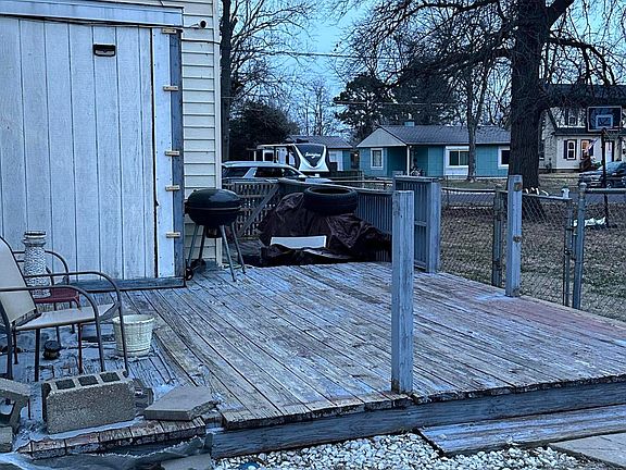 2nd image of 903 Woodlawn St