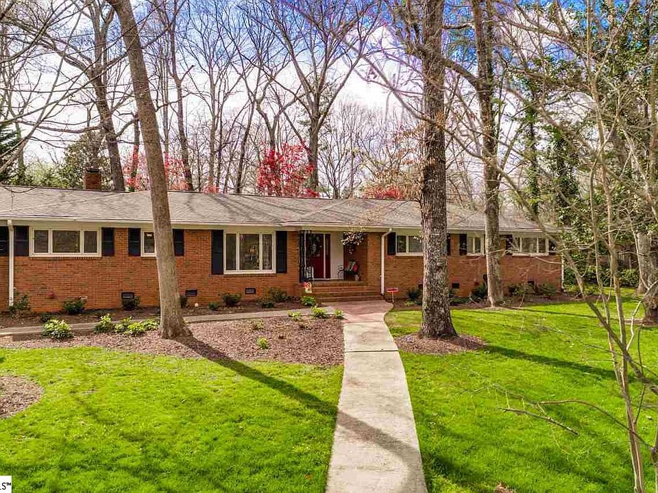 1st image of 15 Stonybrook Dr