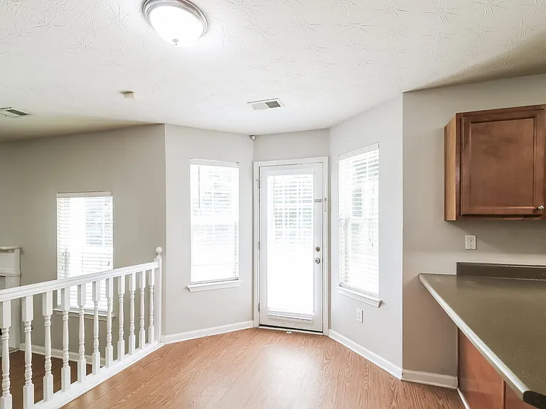 112 Garrison Ln — Photo 6