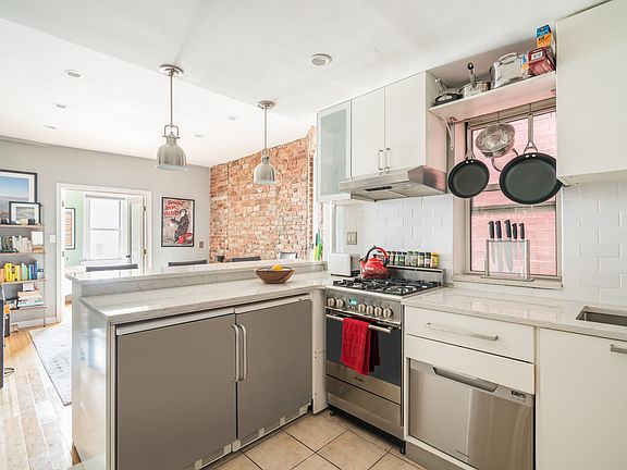 3rd image of 139 Norfolk St APT 2B