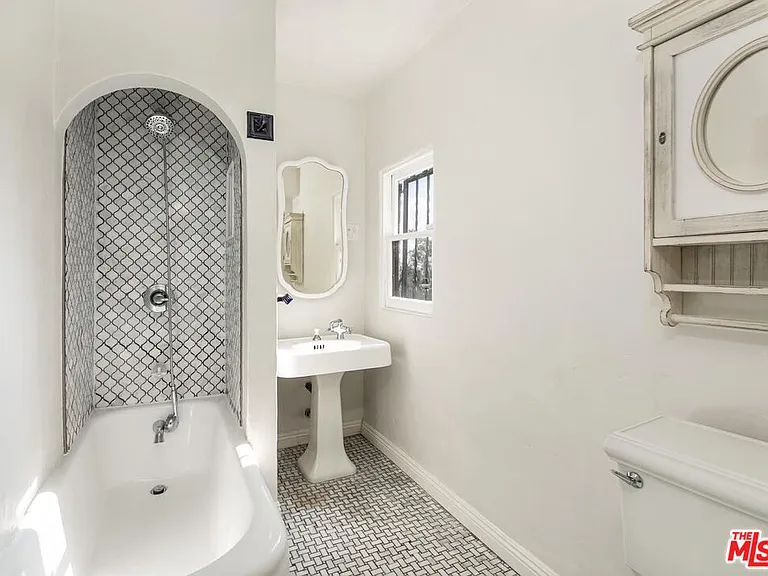 2030 Vine St — Photo 18