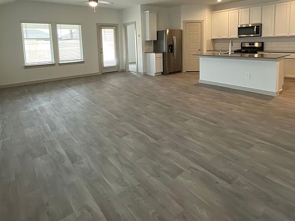 Living/Dining w/ Ceiling Fan