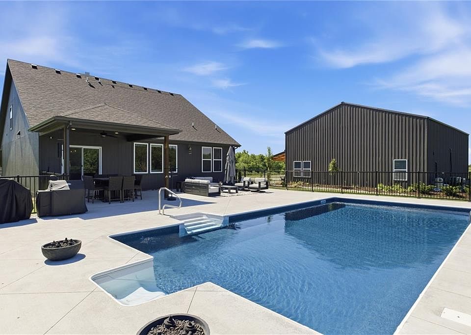1st image of 20143 Tonganoxie Dr