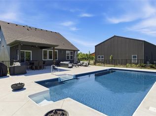 20143 Tonganoxie Dr, Tonganoxie, KS 66086