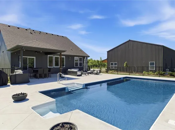 20143 Tonganoxie Dr, Tonganoxie, KS 66086