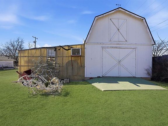 46th image of 103 E Dogwood St