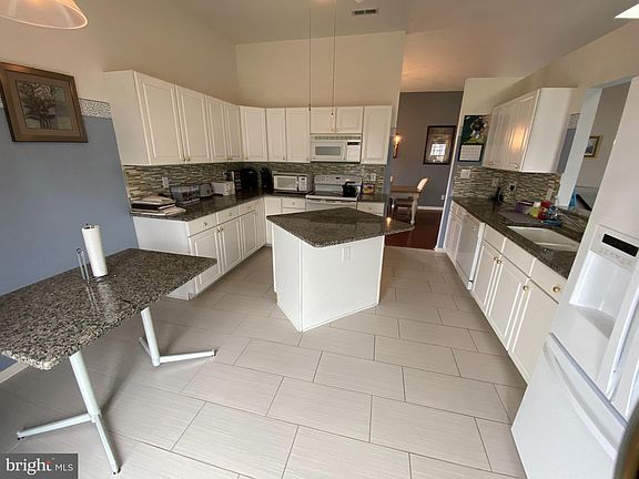 5th image of 8 Quincy Manor Ln