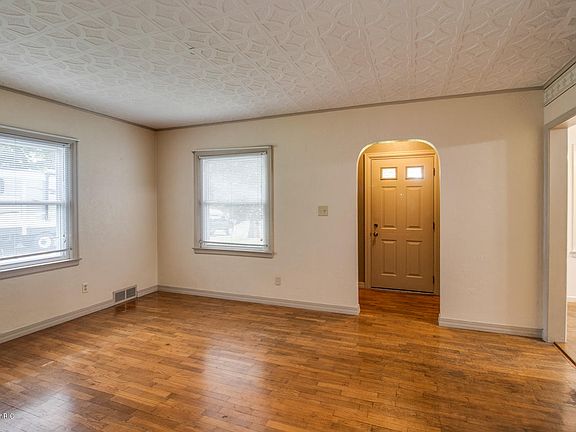 4th image of 464 W Hamilton Ln