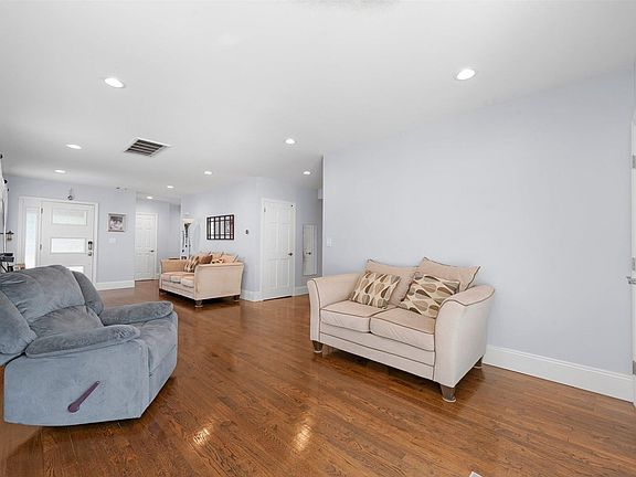 5th image of 255 Frank Avenue