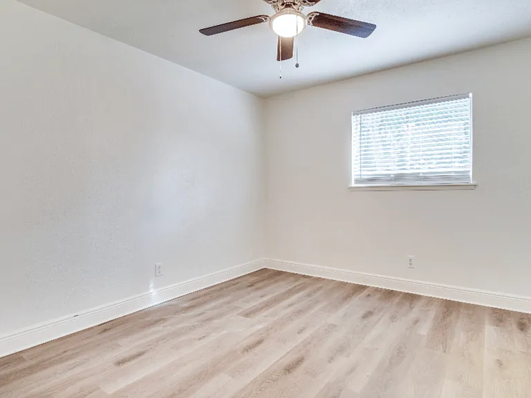 5913 Maple Ln — Photo 8