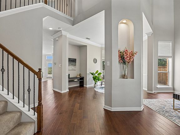 4th image of 9014 Crown Point Cir