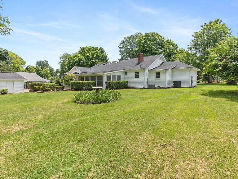 3228 Lakeshore Dr — Photo 6