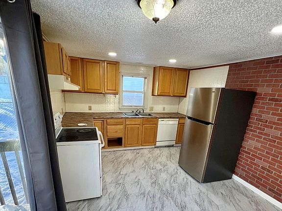 4th image of 913 E South Ave