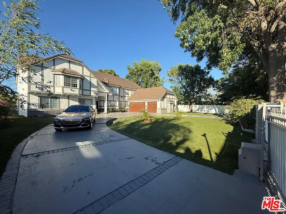 7 bed, 6.0 bath, 7007 sqft, $19,000 — Photo 4