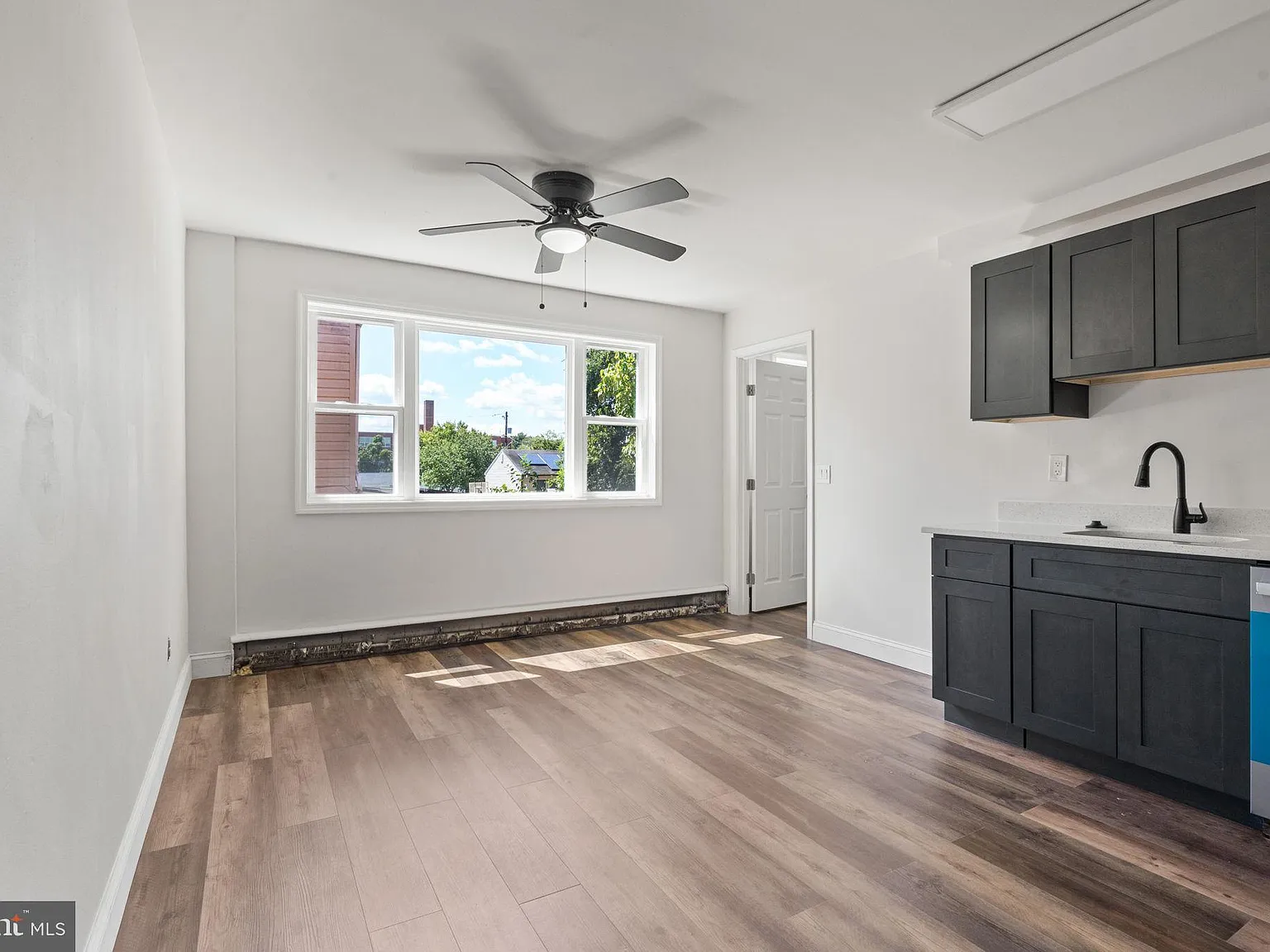 2 bed, 800 sqft, $2,200 — Photo 2