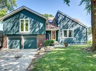 905 NW Forest Dr, Blue Springs, MO 64015