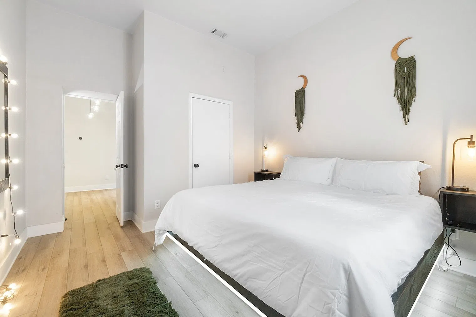 2 bed, 1.0 bath, 839 sqft, $2,587 — Photo 4