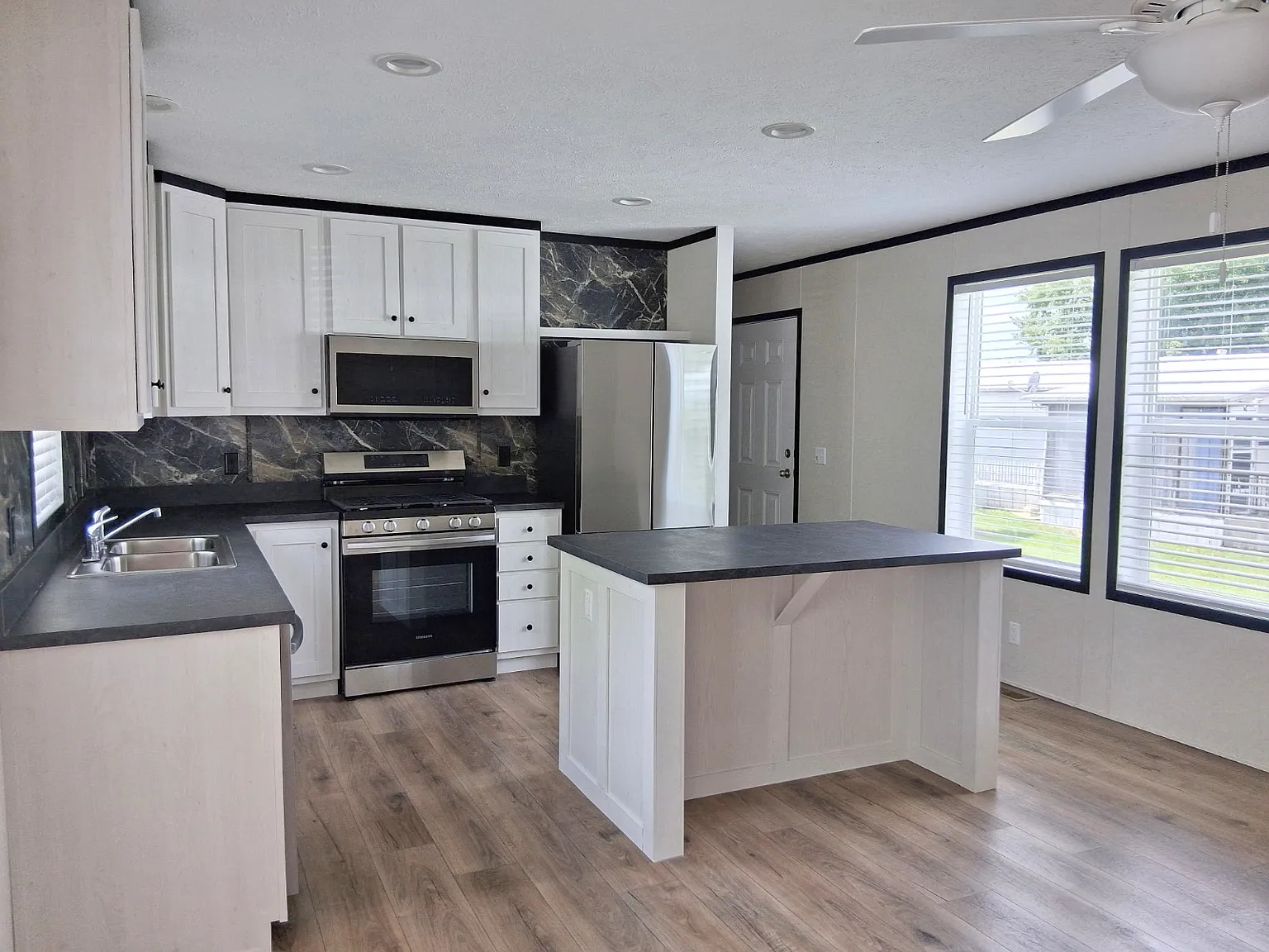 3 bed, 2.0 bath, 1056 sqft, $1,095 — Photo 1
