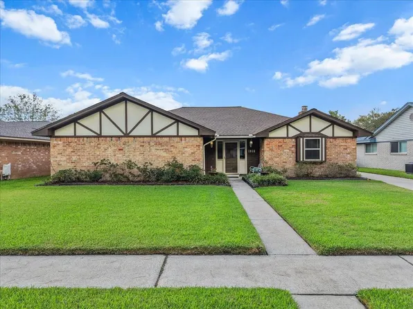 1918 Crooked Creek Ln, Pearland, TX 77581